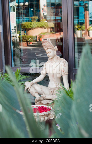 Statue devant un centre commercial, Ansal Plaza, New Delhi, Inde Banque D'Images