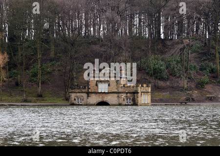 L'ancien hangar à bateaux de Newmillerdam près de Wakefield, West Yorkshire, Royaume-Uni Banque D'Images