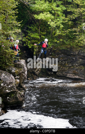 Balades Gorge, également connu sous le nom de canyoning aux chutes de Falloch juste à côté de l'A82 a quelques kilomètres au sud de Crianlarich, Ecosse Banque D'Images