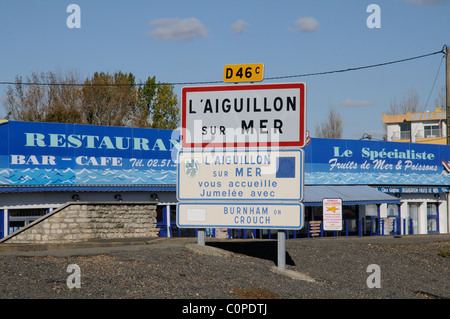 Le port de l'Aiguillon sur Mer en Vendée de l'ouest de la France et de l'UE jumelages panneau de signalisation Banque D'Images