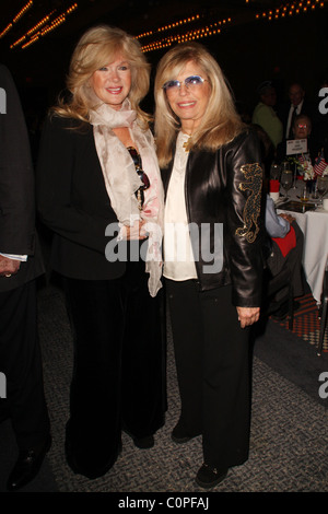 Connie Stevens et Nancy Sinatra Maintien de la promesse de notre petit-déjeuner, les anciens combattants du Vietnam, tenue à l'hôtel Sheraton LAX Los Banque D'Images