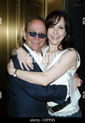 Joel Grey, Bebe Neuwirth Broadway aboie 10 - Une étoile cloutés chien et chat adopter-un-thon à Shubert Alley New York City, USA - Banque D'Images