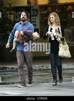 Dave Grohl a une promenade dans Bel-Air avec fille Violet Maye Grohl et seconde femme Jordym Blum Los Angeles, Californie - Banque D'Images