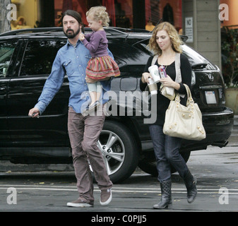 Dave Grohl a une promenade dans Bel-Air avec fille Violet Maye Grohl et seconde femme Jordym Blum Los Angeles, Californie - Banque D'Images