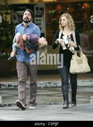 Dave Grohl a une promenade dans Bel-Air avec fille Violet Maye Grohl et seconde femme Jordym Blum Los Angeles, Californie - Banque D'Images