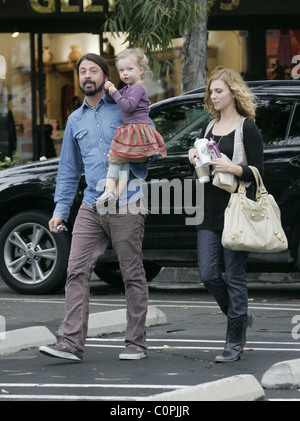 Dave Grohl a une promenade dans Bel-Air avec fille Violet Maye Grohl et seconde femme Jordym Blum Los Angeles, Californie - Banque D'Images