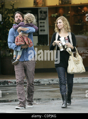 Dave Grohl a une promenade dans Bel-Air avec fille Violet Maye Grohl et seconde femme Jordym Blum Los Angeles, Californie - Banque D'Images