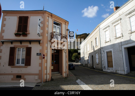 Bar de l'hôtel français et le château de Talmont dans le centre de Talmont Saint Hilaire en Vendée de l'UE de l'ouest de la France Banque D'Images