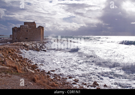 Vagues se brisant sur les rochers et la plage de Paphos à Chypre Banque D'Images