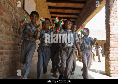 Les étudiants qui les drapeaux indiens Banque D'Images