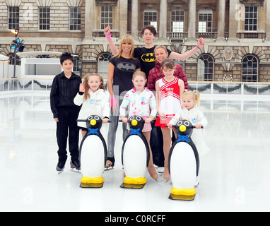 Jayne Torvill rejoint le patin à glace étoile de l'avenir à l'occasion du lancement de la Somerset House Skate School à Somerset House, Londres Banque D'Images