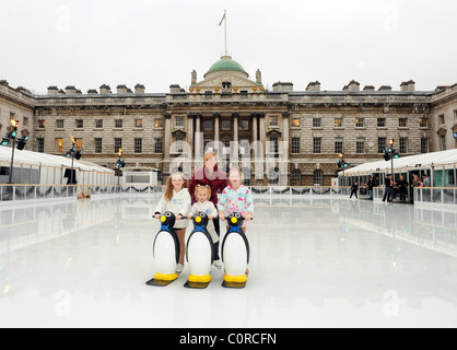 Jayne Torvill rejoint le patin à glace étoile de l'avenir à l'occasion du lancement de la Somerset House Skate School à Somerset House, Londres Banque D'Images