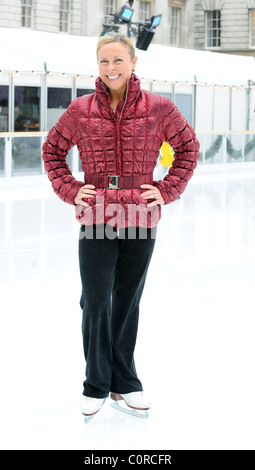 Jayne Torvill rejoint le patin à glace étoile de l'avenir à l'occasion du lancement de la Somerset House Skate School à Somerset House, Londres Banque D'Images