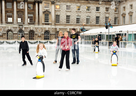 Jayne Torvill rejoint le patin à glace étoile de l'avenir à l'occasion du lancement de la Somerset House Skate School à Somerset House, Londres Banque D'Images