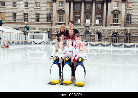 Jayne Torvill rejoint le patin à glace étoile de l'avenir à l'occasion du lancement de la Somerset House Skate School à Somerset House, Londres Banque D'Images