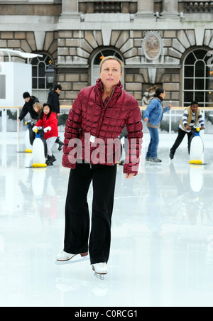 Jayne Torvill rejoint le patin à glace étoile de l'avenir à l'occasion du lancement de la Somerset House Skate School à Somerset House, Londres Banque D'Images