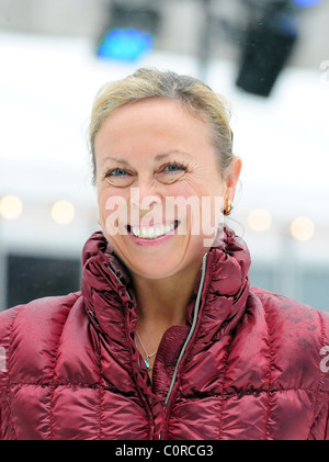 Jayne Torvill rejoint le patin à glace étoile de l'avenir à l'occasion du lancement de la Somerset House Skate School à Somerset House, Londres Banque D'Images