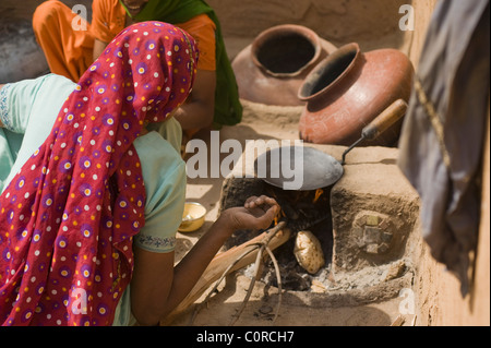 Woman making chapati Banque D'Images