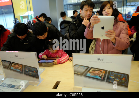 Les gens essayer Apple iPad de l'Apple Store à Pékin, en Chine. 26-Feb-2011 Banque D'Images