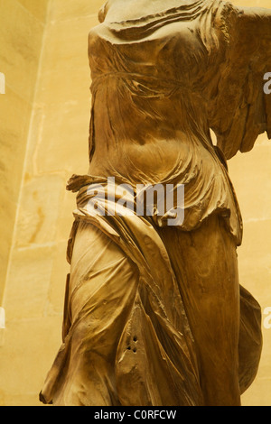 Statue dans un musée, Musée du Louvre, Paris, France Banque D'Images