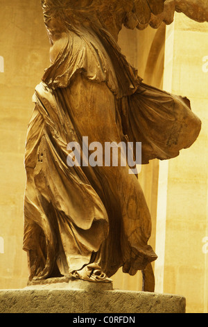 Statue dans un musée, Musée du Louvre, Paris, France Banque D'Images