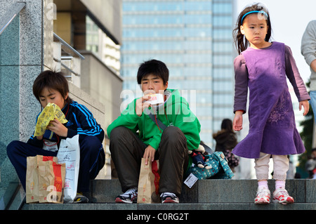 Les enfants japonais de manger, cuisine américaine, restauration rapide, Yokohama, Japon JP Banque D'Images