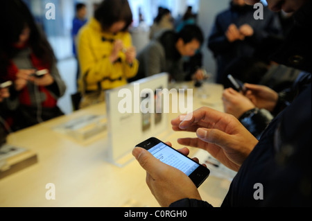 Les gens essayer Apple iPhone 4 dans l'Apple Store à Pékin, en Chine. 26-Feb-2011 Banque D'Images