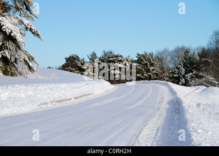 Route d'hiver de neige en Suède. Banque D'Images