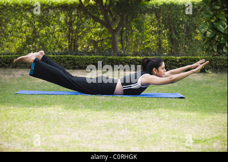 Femme Viprit Naukasana (marche arrière voile pose) Banque D'Images