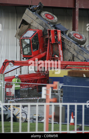 Une grue s'est effondrée à l'Arla Foods complexe. Les pompiers ont été appelés pour libérer le pilote qui a été emmené à l'hôpital comme un Banque D'Images