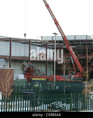 Une grue s'est effondrée à l'Arla Foods complexe. Les pompiers ont été appelés pour libérer le pilote qui a été emmené à l'hôpital comme un Banque D'Images