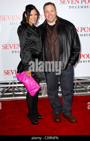 Kevin James et femme Steffiana De La Cruz Los Angeles première de "sept livres' tenu à la Mann Village Theatre Westwood, Banque D'Images