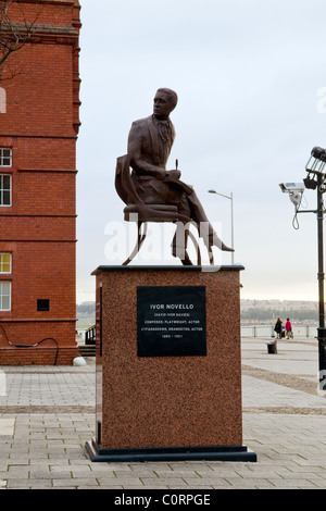 Ivor Novello sculpture à la baie de Cardiff, Pays de Galles, Royaume-Uni Banque D'Images