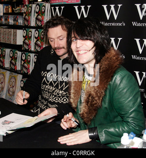 Julian Barratt et Noel Fielding de The Mighty Boosh signer des copies de leur nouveau livre à Waterstones book store Leeds, Angleterre - Banque D'Images