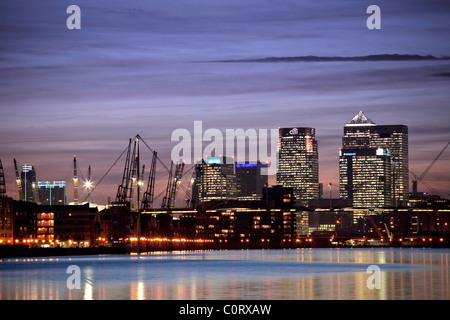 Isle of Dogs, centre financier de Londres au crépuscule se reflétant dans les eaux de la Royal Victoria Dock Banque D'Images