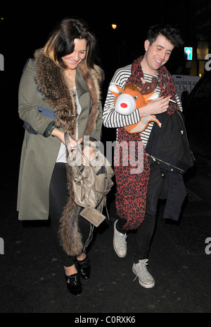 Nick Grimshaw et une compagne laissant Bungalow 8 discothèque à 4 heures du matin, tenant une tête rennes Londres, Angleterre - 19.12.08 Banque D'Images