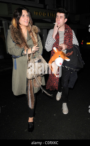 Nick Grimshaw et une compagne laissant Bungalow 8 discothèque à 4 heures du matin, tenant une tête rennes Londres, Angleterre - 19.12.08 Banque D'Images