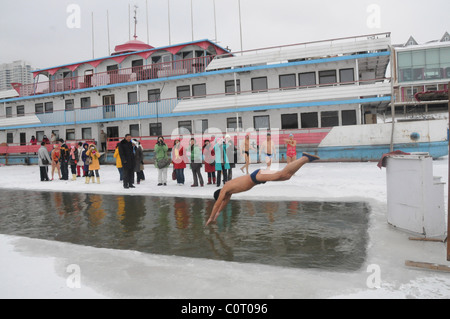 Quelques nager c'est une façon de se détendre après le travail ! Barmy sections locales à Harbin, Chine rendez-vous pour une courte trempette - dans une piscine glacée Banque D'Images