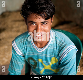 Portrait de Keralite boy la préparation des filets de poissons au marché de fort Cochin, Kerala, Inde Banque D'Images