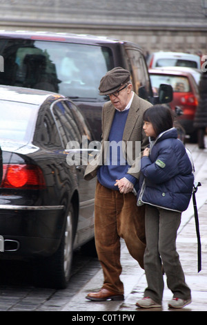 Woody Allen et fille Bechet Dumaine de quitter leur hôtel Dresde, Allemagne - 19.12.08 Banque D'Images