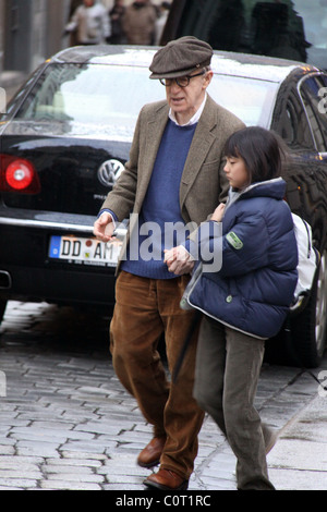 Woody Allen et fille Bechet Dumaine de quitter leur hôtel Dresde, Allemagne - 19.12.08 Banque D'Images