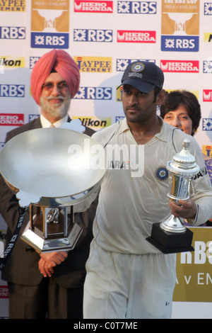 MS Dhoni avec le trophée à la cinquième journée de la deuxième l'Inde contre l'Angleterre match de cricket d'essai, Mohali Inde - 23.12.08 Banque D'Images