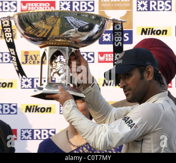 MS Dhoni Jour cinq de la seconde l'Inde contre l'Angleterre match de cricket d'essai, Mohali Inde - 23.12.08 Banque D'Images