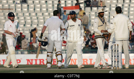 MS Dhoni, Hend Shekh avec Andrew Strauss Jour cinq de la seconde l'Inde contre l'Angleterre match de cricket d'essai, Mohali Inde - Banque D'Images