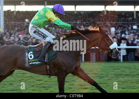 Kauto Star gagne le Stan James King George VI Steeple Chase, remportant ú99,898. Kauto Star a remporté la course pour la 3e fois fixé à Banque D'Images