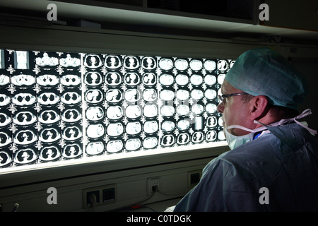 Le radiologue, médecin, dans un hôpital, se penche sur les images scanner d'un patient. Banque D'Images