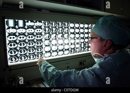 Le radiologue, médecin, dans un hôpital, se penche sur les images scanner d'un patient. Banque D'Images