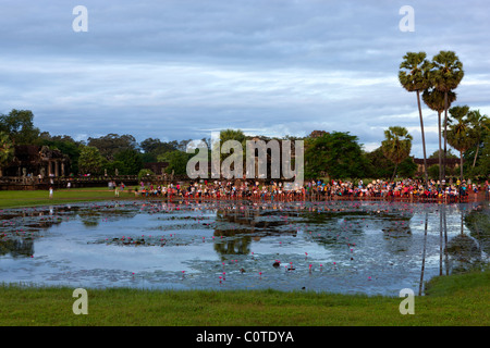 Attente touristiques sur lumière du matin sur Angkor Wat Temple. Le Cambodge. En Asie du sud-est. Banque D'Images