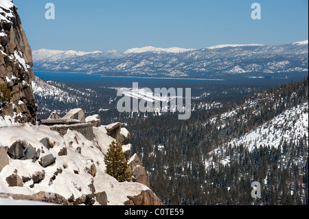 Lake Tahoe avec l'aéroport dans la neige et de la chaussée sur la gauche Banque D'Images