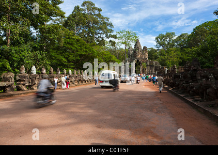 Porte Sud. Sculptures en pierre du pont frontière au temple Angkor Thom à Angkor. Le Cambodge. Asie Banque D'Images